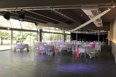Miniature Location salle Maizières-lès-Metz (Moselle) - Le Pavillon Blanc #22 Salle de réception décorée avec des tables rondes, nappes blanches, chemins de table roses et chaises transparentes.