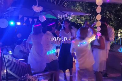 Miniature DJ Hyères (Var) - Prom'Art DJ Didou #6 Des artistes en costumes brillants dansent sur une scène illuminée par des projecteurs colorés et un écran lumineux.