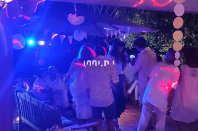 Miniature DJ Hyères (Var) - Prom'Art DJ Didou #8 Des artistes en costumes brillants dansent sur une scène illuminée par des projecteurs colorés et un écran lumineux.