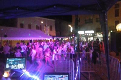 Miniature DJ Hyères (Var) - Prom'Art DJ Didou #10 Des artistes en costumes brillants dansent sur une scène illuminée par des projecteurs colorés et un écran lumineux.