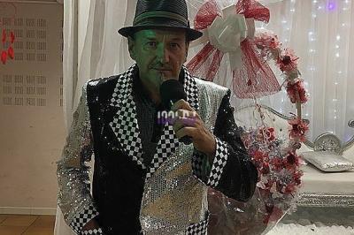 Miniature DJ Hyères (Var) - Prom'Art DJ Didou #14 Des artistes en costumes brillants dansent sur une scène illuminée par des projecteurs colorés et un écran lumineux.