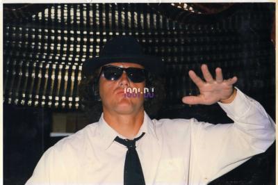 Miniature DJ Hyères (Var) - Prom'Art DJ Didou #16 Des artistes en costumes brillants dansent sur une scène illuminée par des projecteurs colorés et un écran lumineux.