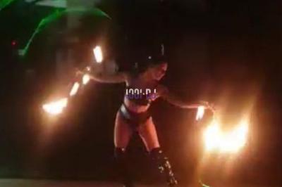 Miniature DJ Hyères (Var) - Prom'Art DJ Didou #18 Des artistes en costumes brillants dansent sur une scène illuminée par des projecteurs colorés et un écran lumineux.