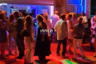 Miniature DJ Hyères (Var) - Prom'Art DJ Didou #21 Des artistes en costumes brillants dansent sur une scène illuminée par des projecteurs colorés et un écran lumineux.