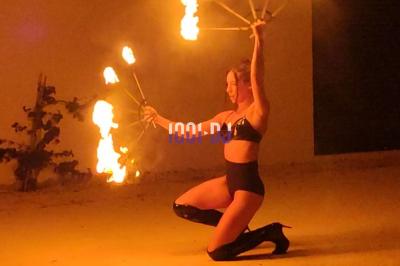 Miniature DJ Hyères (Var) - Prom'Art DJ Didou #22 Des artistes en costumes brillants dansent sur une scène illuminée par des projecteurs colorés et un écran lumineux.