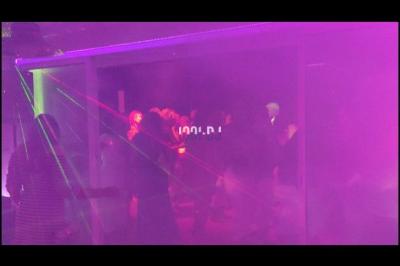 Miniature DJ Hyères (Var) - Prom'Art DJ Didou #26 Des artistes en costumes brillants dansent sur une scène illuminée par des projecteurs colorés et un écran lumineux.