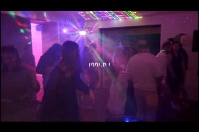 Miniature DJ Hyères (Var) - Prom'Art DJ Didou #28 Des artistes en costumes brillants dansent sur une scène illuminée par des projecteurs colorés et un écran lumineux.