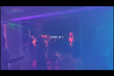 Miniature DJ Hyères (Var) - Prom'Art DJ Didou #29 Des artistes en costumes brillants dansent sur une scène illuminée par des projecteurs colorés et un écran lumineux.