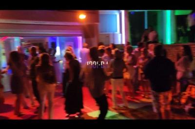 Miniature DJ Hyères (Var) - Prom'Art DJ Didou #30 Des artistes en costumes brillants dansent sur une scène illuminée par des projecteurs colorés et un écran lumineux.