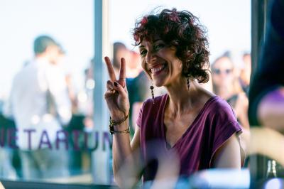 Miniature Memento #2 Trois hommes souriants posent ensemble dans un espace professionnel lors d'un événement, badges autour du cou.
