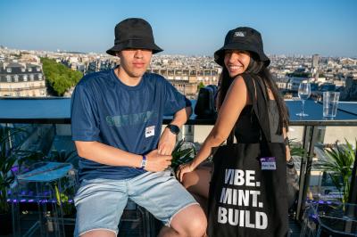 Miniature Memento #4 Trois hommes souriants posent ensemble dans un espace professionnel lors d'un événement, badges autour du cou.