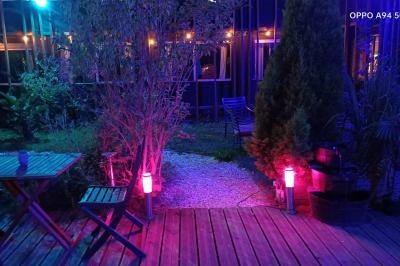 Miniature Location salle Hem (Nord) - O'Green du Château d'Hem #3 Rondin de bois gravé ’Chantal’ avec des cœurs, posé sur une serviette blanche avec une branche d'olivier.