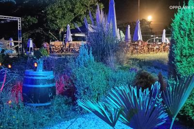 Miniature Location salle Hem (Nord) - O'Green du Château d'Hem #5 Rondin de bois gravé ’Chantal’ avec des cœurs, posé sur une serviette blanche avec une branche d'olivier.