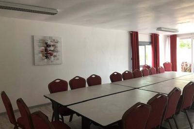 Miniature Location salle Hem (Nord) - O'Green du Château d'Hem #12 Rondin de bois gravé ’Chantal’ avec des cœurs, posé sur une serviette blanche avec une branche d'olivier.