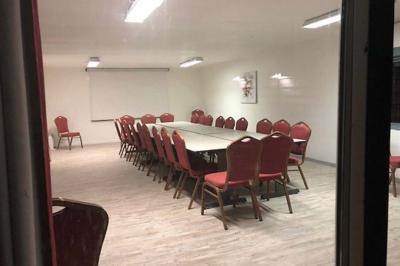 Miniature Location salle Hem (Nord) - O'Green du Château d'Hem #11 Rondin de bois gravé ’Chantal’ avec des cœurs, posé sur une serviette blanche avec une branche d'olivier.