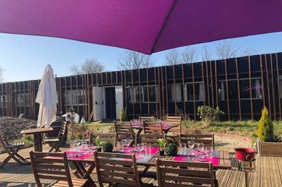 Miniature Location salle Hem (Nord) - O'Green du Château d'Hem #8 Rondin de bois gravé ’Chantal’ avec des cœurs, posé sur une serviette blanche avec une branche d'olivier.