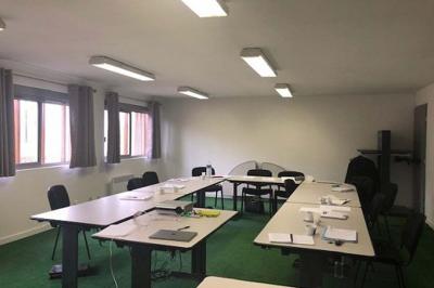 Miniature Location salle Hem (Nord) - O'Green du Château d'Hem #13 Rondin de bois gravé ’Chantal’ avec des cœurs, posé sur une serviette blanche avec une branche d'olivier.