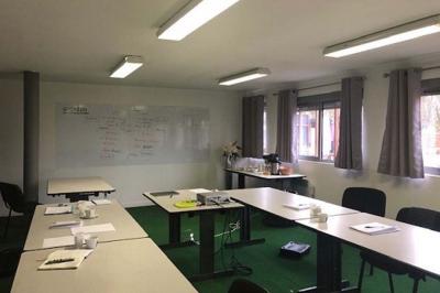 Miniature Location salle Hem (Nord) - O'Green du Château d'Hem #14 Rondin de bois gravé ’Chantal’ avec des cœurs, posé sur une serviette blanche avec une branche d'olivier.