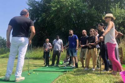 Miniature Location salle Hem (Nord) - O'Green du Château d'Hem #17 Rondin de bois gravé ’Chantal’ avec des cœurs, posé sur une serviette blanche avec une branche d'olivier.