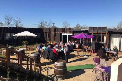 Miniature Location salle Hem (Nord) - O'Green du Château d'Hem #16 Rondin de bois gravé ’Chantal’ avec des cœurs, posé sur une serviette blanche avec une branche d'olivier.