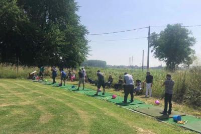 Miniature Location salle Hem (Nord) - O'Green du Château d'Hem #18 Rondin de bois gravé ’Chantal’ avec des cœurs, posé sur une serviette blanche avec une branche d'olivier.