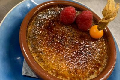 Miniature Location salle Hem (Nord) - O'Green du Château d'Hem #25 Rondin de bois gravé ’Chantal’ avec des cœurs, posé sur une serviette blanche avec une branche d'olivier.