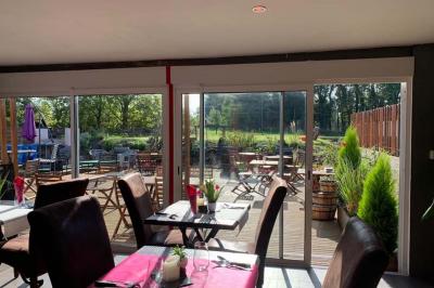 Miniature Location salle Hem (Nord) - O'Green du Château d'Hem #9 Rondin de bois gravé ’Chantal’ avec des cœurs, posé sur une serviette blanche avec une branche d'olivier.