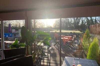 Miniature Location salle Hem (Nord) - O'Green du Château d'Hem #7 Rondin de bois gravé ’Chantal’ avec des cœurs, posé sur une serviette blanche avec une branche d'olivier.