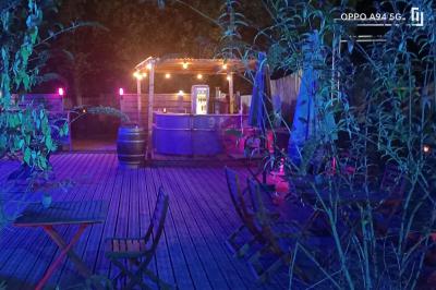 Miniature Location salle Hem (Nord) - O'Green du Château d'Hem #4 Rondin de bois gravé ’Chantal’ avec des cœurs, posé sur une serviette blanche avec une branche d'olivier.