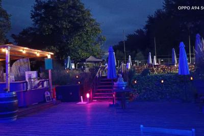 Miniature Location salle Hem (Nord) - O'Green du Château d'Hem #6 Rondin de bois gravé ’Chantal’ avec des cœurs, posé sur une serviette blanche avec une branche d'olivier.