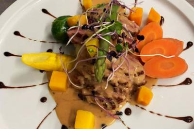 Miniature Location salle Hem (Nord) - O'Green du Château d'Hem #28 Rondin de bois gravé ’Chantal’ avec des cœurs, posé sur une serviette blanche avec une branche d'olivier.