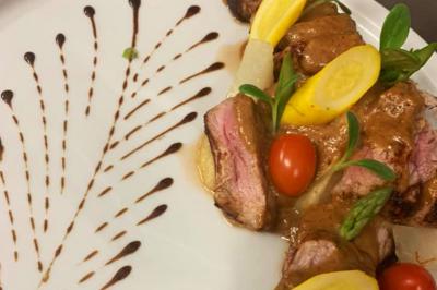 Miniature Location salle Hem (Nord) - O'Green du Château d'Hem #29 Rondin de bois gravé ’Chantal’ avec des cœurs, posé sur une serviette blanche avec une branche d'olivier.