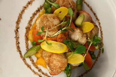 Miniature Location salle Hem (Nord) - O'Green du Château d'Hem #31 Rondin de bois gravé ’Chantal’ avec des cœurs, posé sur une serviette blanche avec une branche d'olivier.