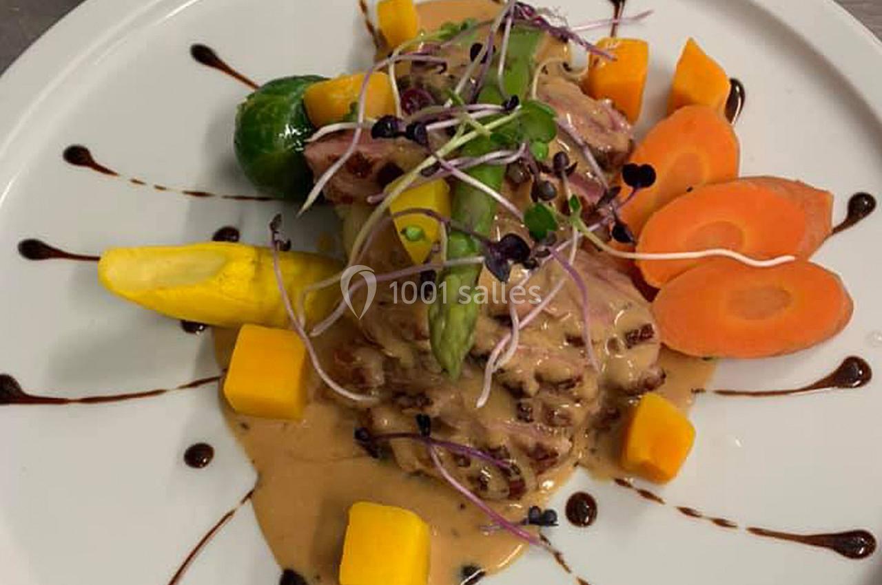 Location salle Hem (Nord) - O'Green du Château d'Hem #19 Assiette gastronomique composée de viande, légumes colorés, sauce crémeuse et décorations de réduction balsamique.