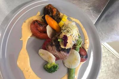 Miniature Location salle Hem (Nord) - O'Green du Château d'Hem #20 Table dressée en extérieur avec nappes blanches, fleurs en centre de table, parasols roses et verdure en arrière-plan.