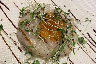 Miniature Location salle Hem (Nord) - O'Green du Château d'Hem #22 Table dressée en extérieur avec nappes blanches, fleurs en centre de table, parasols roses et verdure en arrière-plan.