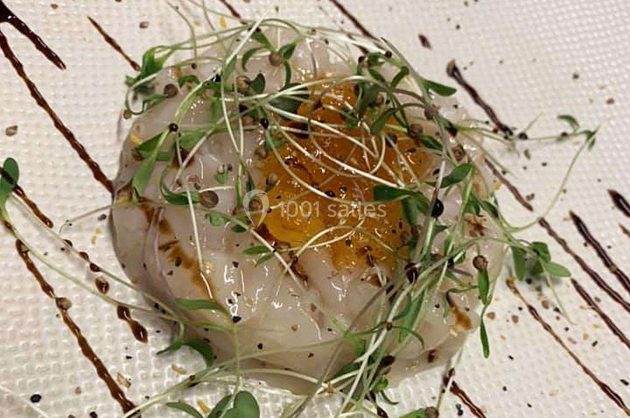 Location salle Hem (Nord) - O'Green du Château d'Hem #22 Tranche de carpaccio de Saint-Jacques garnie de pousses vertes, graines et filet de sauce sur assiette texturée.