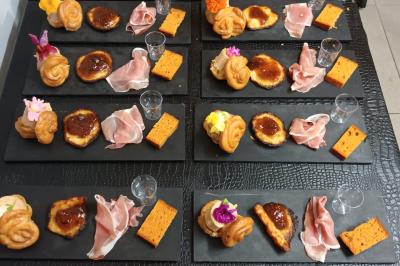 Miniature Location salle Hem (Nord) - O'Green du Château d'Hem #24 Table dressée en extérieur avec nappes blanches, fleurs en centre de table, parasols roses et verdure en arrière-plan.