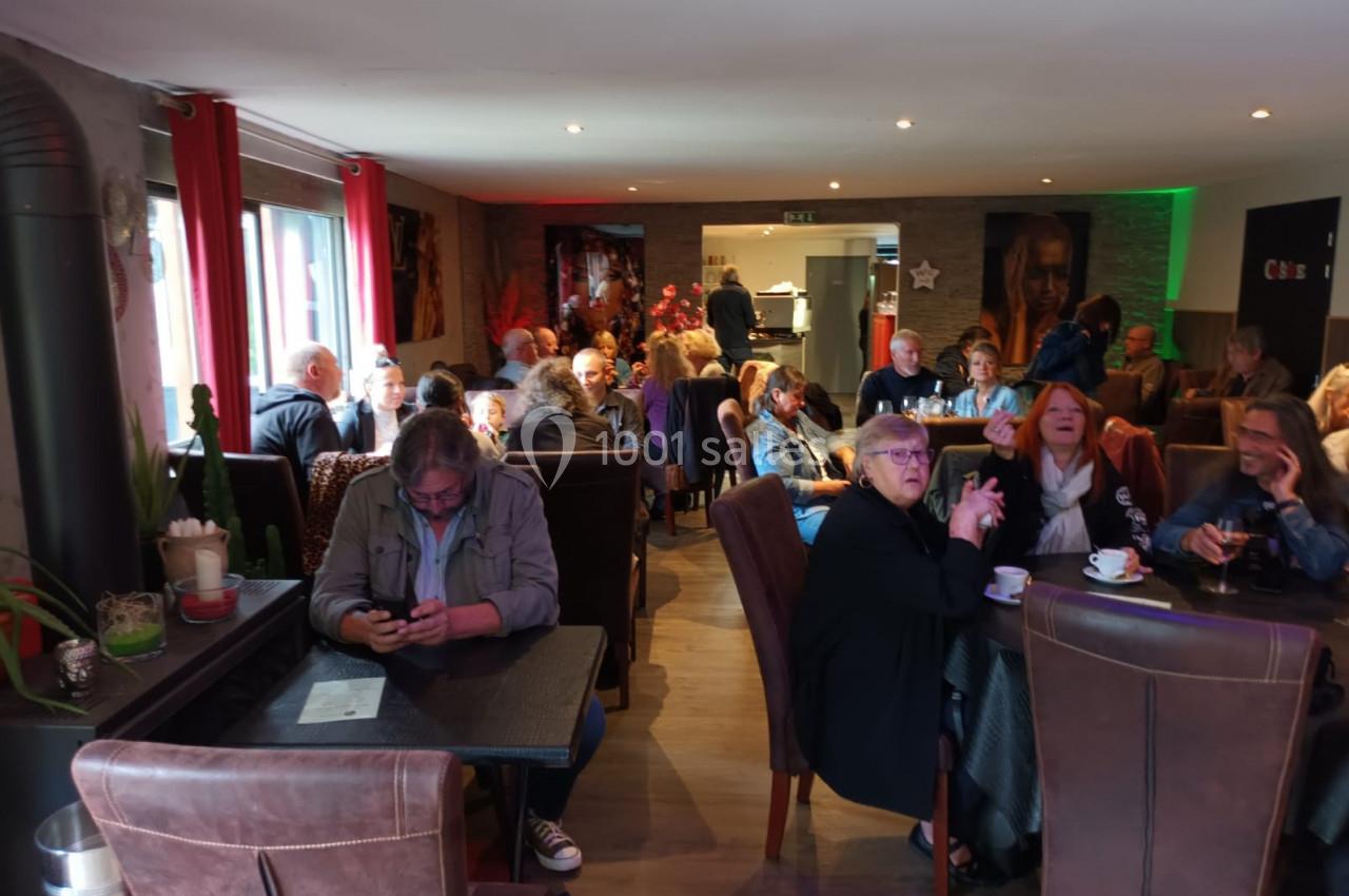Location salle Hem (Nord) - O'Green du Château d'Hem #26 Des personnes assises dans un café, discutant ou utilisant leur téléphone, dans une ambiance conviviale.