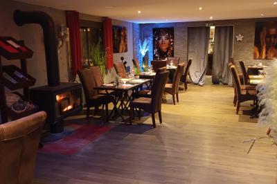 Miniature Location salle Hem (Nord) - O'Green du Château d'Hem #28 Table dressée en extérieur avec nappes blanches, fleurs en centre de table, parasols roses et verdure en arrière-plan.