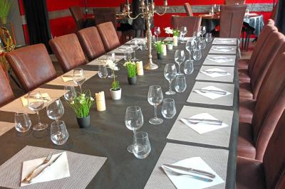 Miniature Location salle Hem (Nord) - O'Green du Château d'Hem #29 Table dressée en extérieur avec nappes blanches, fleurs en centre de table, parasols roses et verdure en arrière-plan.