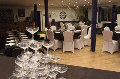 Miniature Location salle Hem (Nord) - O'Green du Château d'Hem #30 Table dressée en extérieur avec nappes blanches, fleurs en centre de table, parasols roses et verdure en arrière-plan.