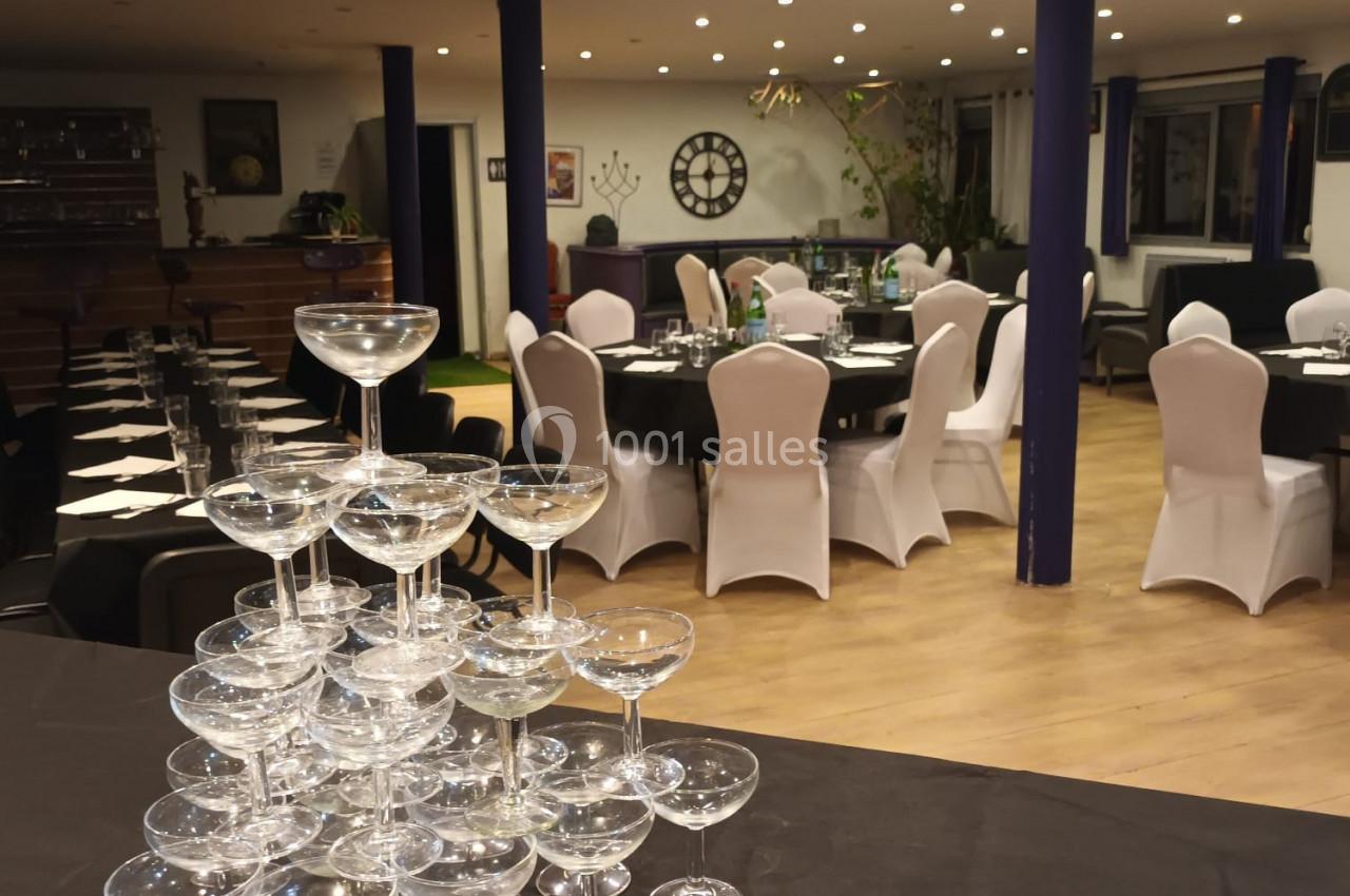 Location salle Hem (Nord) - O'Green du Château d'Hem #30 Salle de réception décorée avec des tables dressées et une pyramide de coupes à champagne au premier plan.