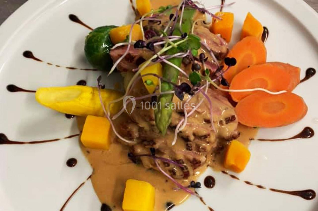 Location salle Hem (Nord) - O'Green du Château d'Hem #33 Assiette gastronomique avec viande en sauce, légumes colorés, asperge, germes et filet de réduction balsamique.