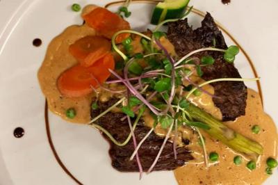 Miniature Location salle Hem (Nord) - O'Green du Château d'Hem #35 Table dressée en extérieur avec nappes blanches, fleurs en centre de table, parasols roses et verdure en arrière-plan.
