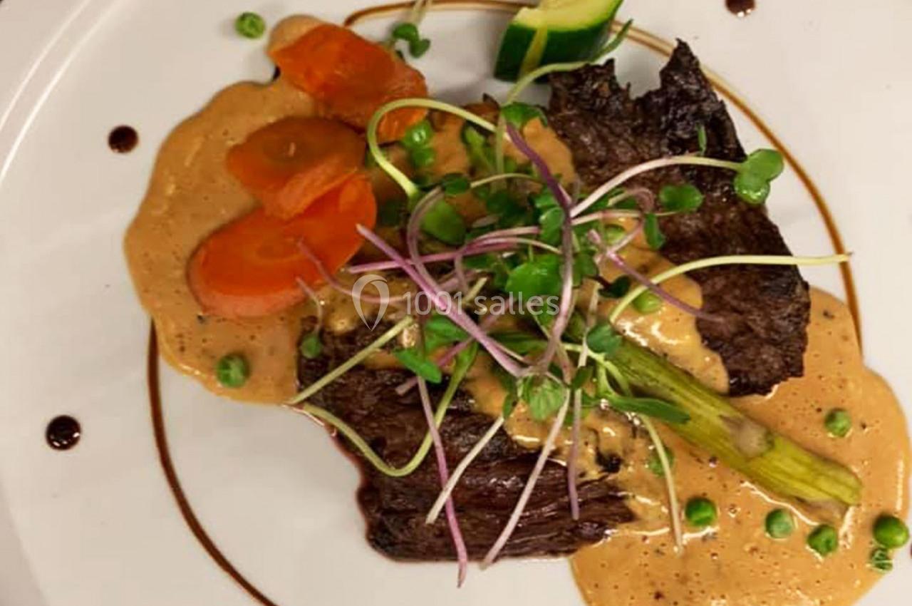 Location salle Hem (Nord) - O'Green du Château d'Hem #35 Assiette garnie de viande, carottes, asperges, petits pois, sauce crémeuse et décoration de pousses fraîches.