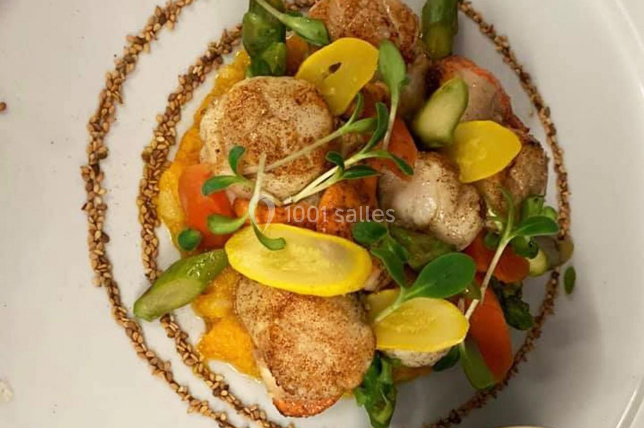 Location salle Hem (Nord) - O'Green du Château d'Hem #36 Assiette de noix de Saint-Jacques servies sur un lit de purée, accompagnées de légumes colorés et de jeunes pousses.