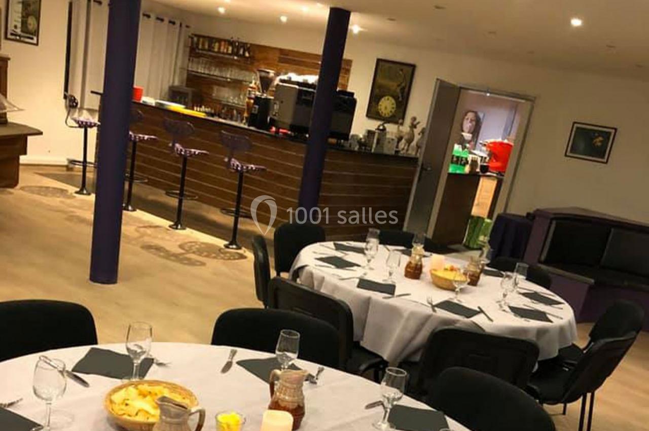 Location salle Hem (Nord) - O'Green du Château d'Hem #16 Salle aménagée avec des tables rondes dressées, un bar en arrière-plan et un éclairage chaleureux.