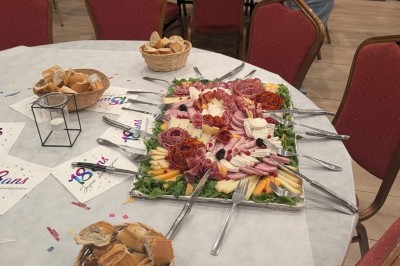 Miniature Location salle Hem (Nord) - O'Green du Château d'Hem #54 Gâteau rectangulaire décoré de fruits rouges et de cœurs en sucre, posé sur une table en bois.