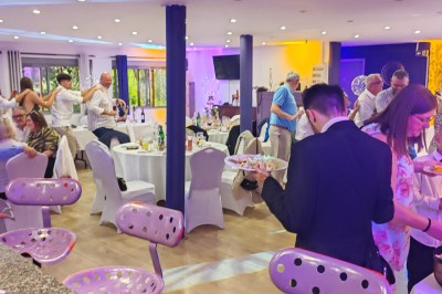 Miniature Location salle Hem (Nord) - O'Green du Château d'Hem #6 Gâteau rectangulaire décoré de fruits rouges et de cœurs en sucre, posé sur une table en bois.